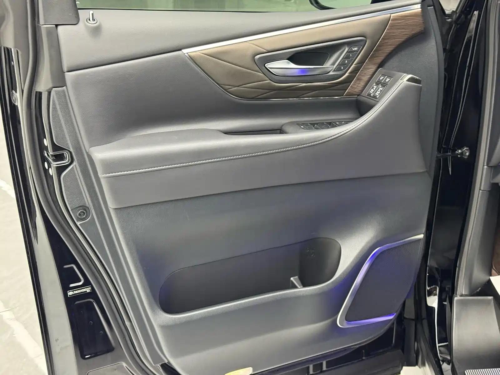 Фото 5 - Toyota Vellfire