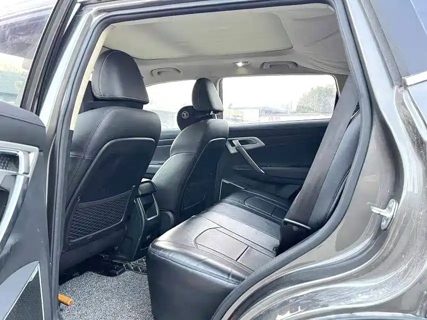 Photo 6 - Geely Atlas