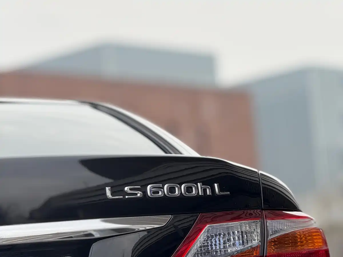 Lexus LS 2010 600hL фото 34