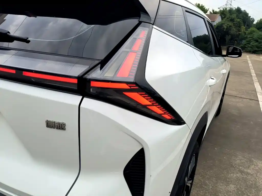 Photo 8 - Geely Atlas