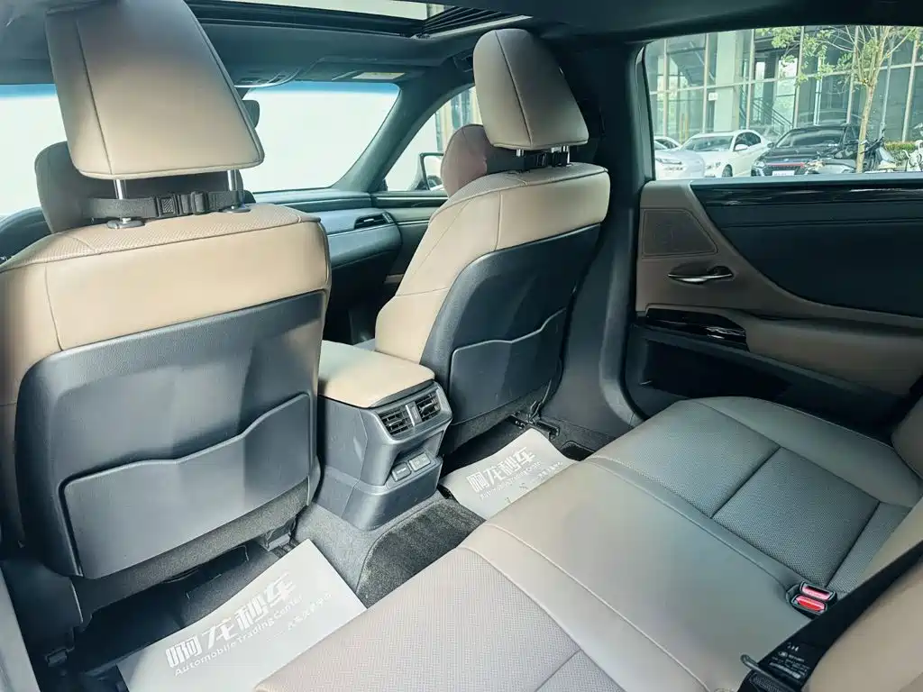 Фото 10 - Lexus ES