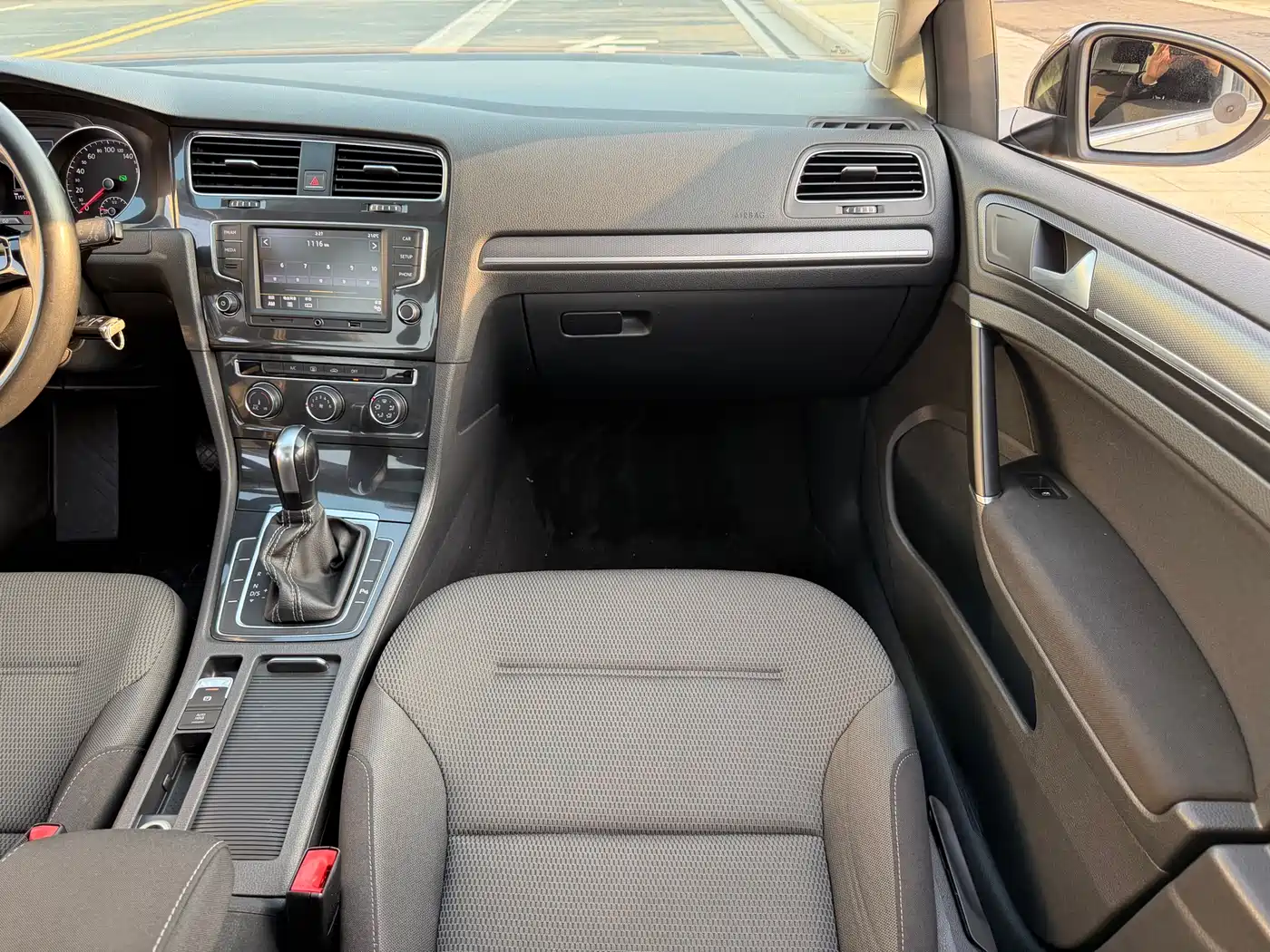 Volkswagen Golf 2017 1.6L Auto Comfort Millionth Edition фото 15
