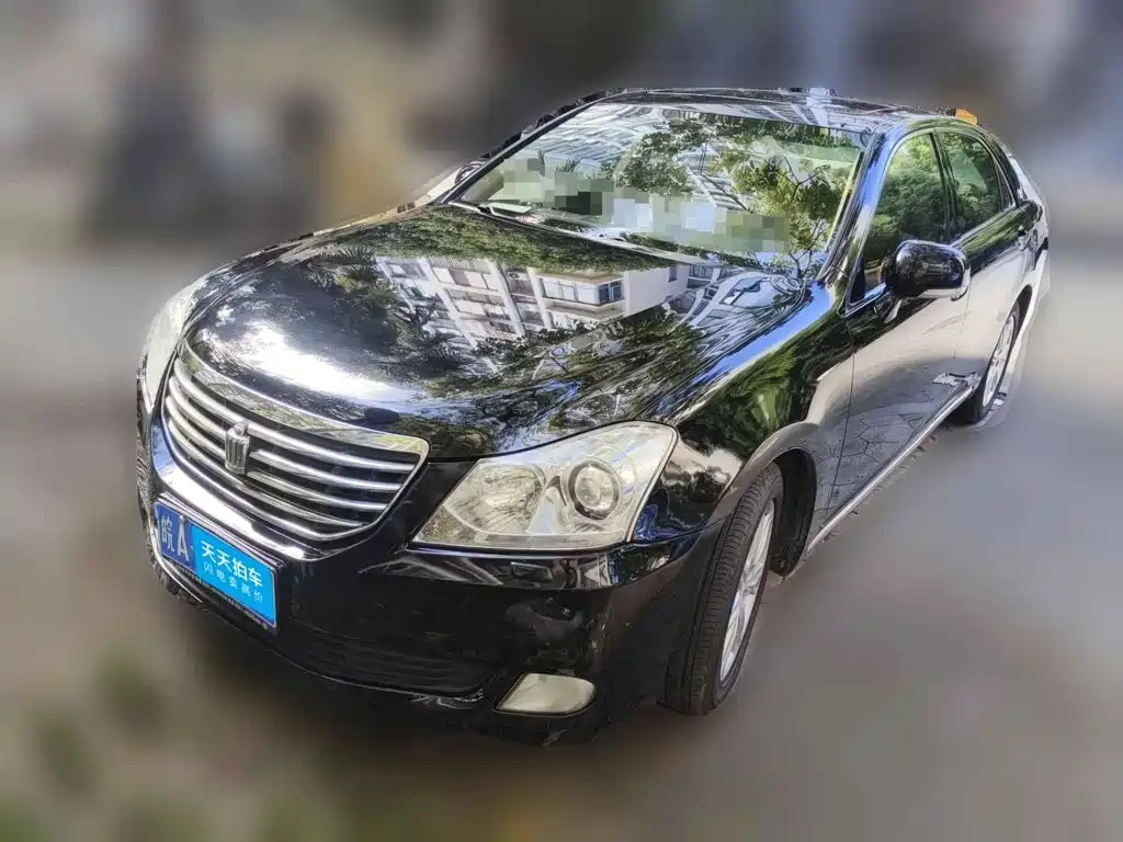 Фото 1 - Toyota Crown