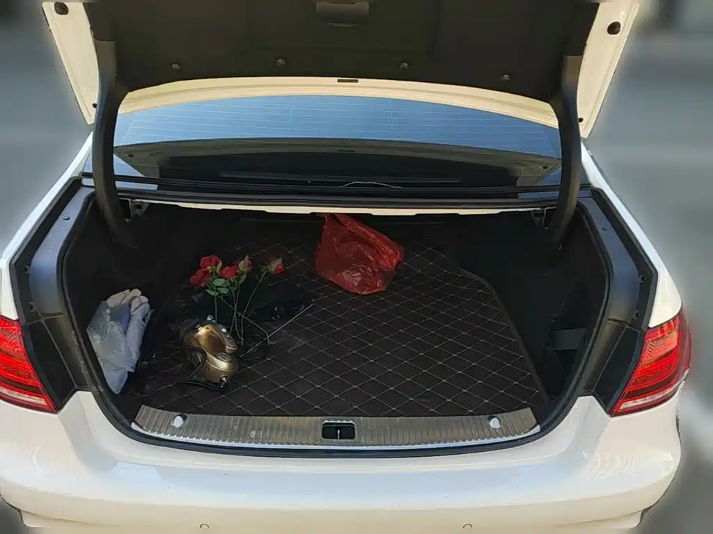 Фото 24 - Mercedes-Benz E-Class