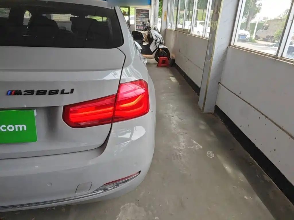 Photo 8 - BMW 3 Series