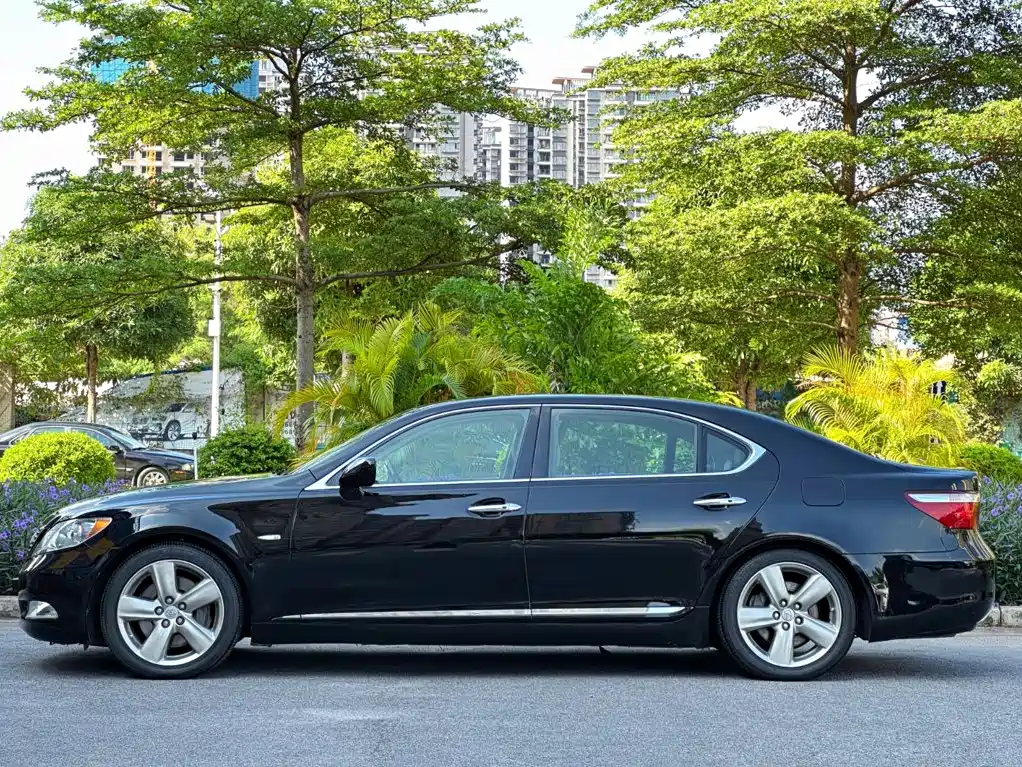 Фото 5 - Lexus LS