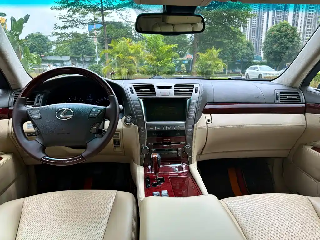 Фото 11 - Lexus LS