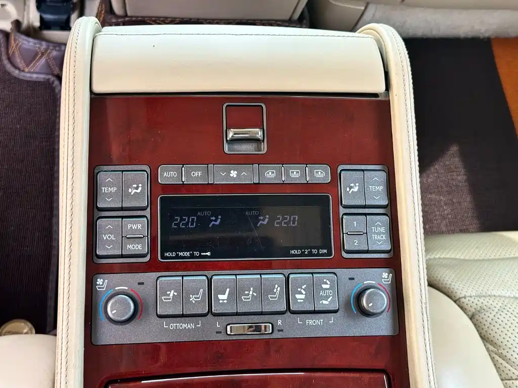 Фото 24 - Lexus LS