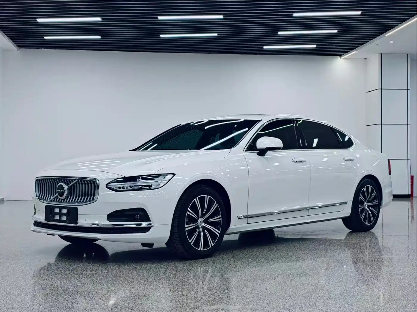 Фото 1 - Volvo S90