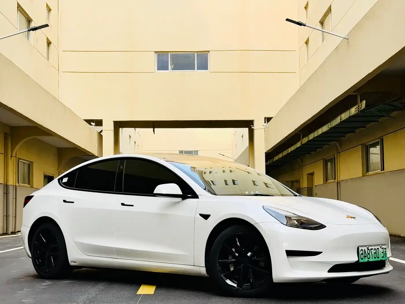 TESLA MODEL 3