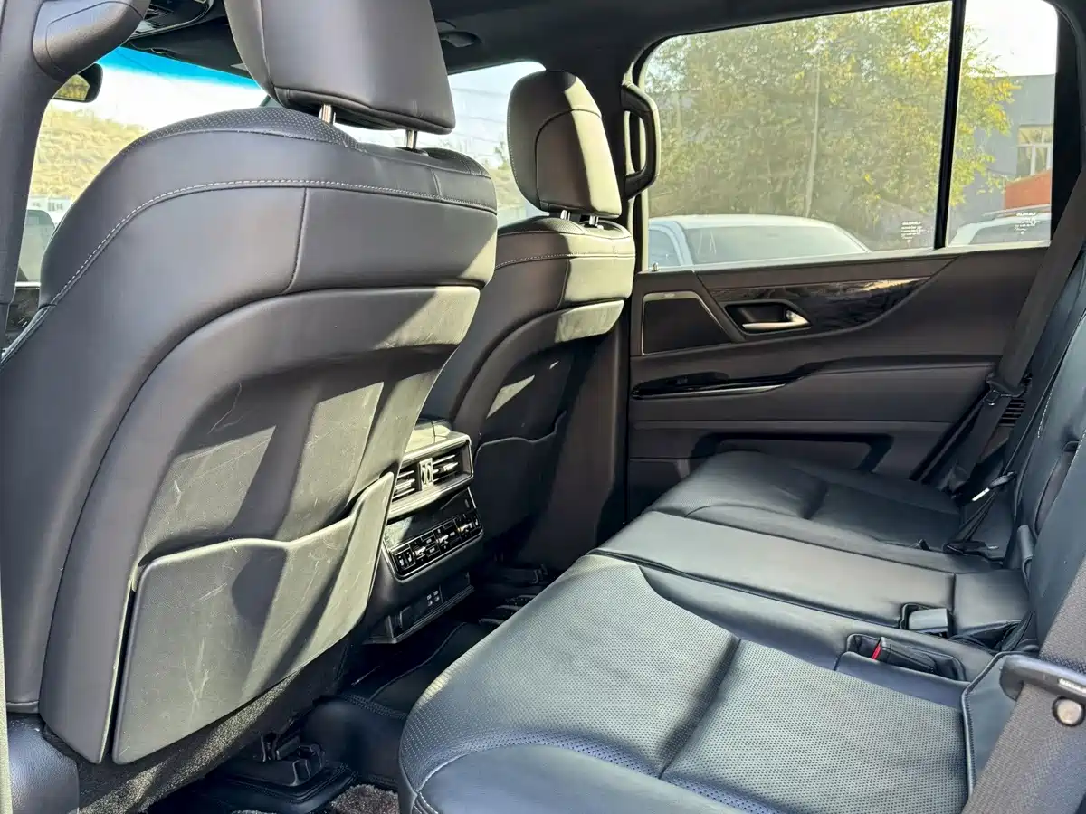 Фото 6 - Lexus LX