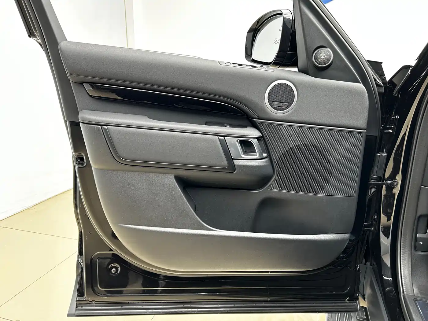 Land Rover Discovery 2024 Model 360PS S фото 4