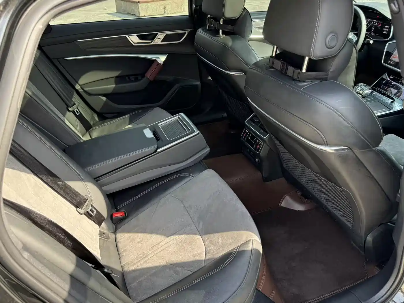 Фото 13 - Audi A6L