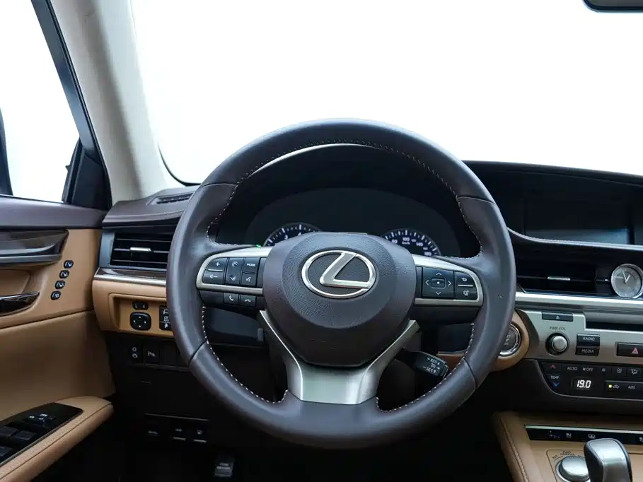 Фото 14 - Lexus ES