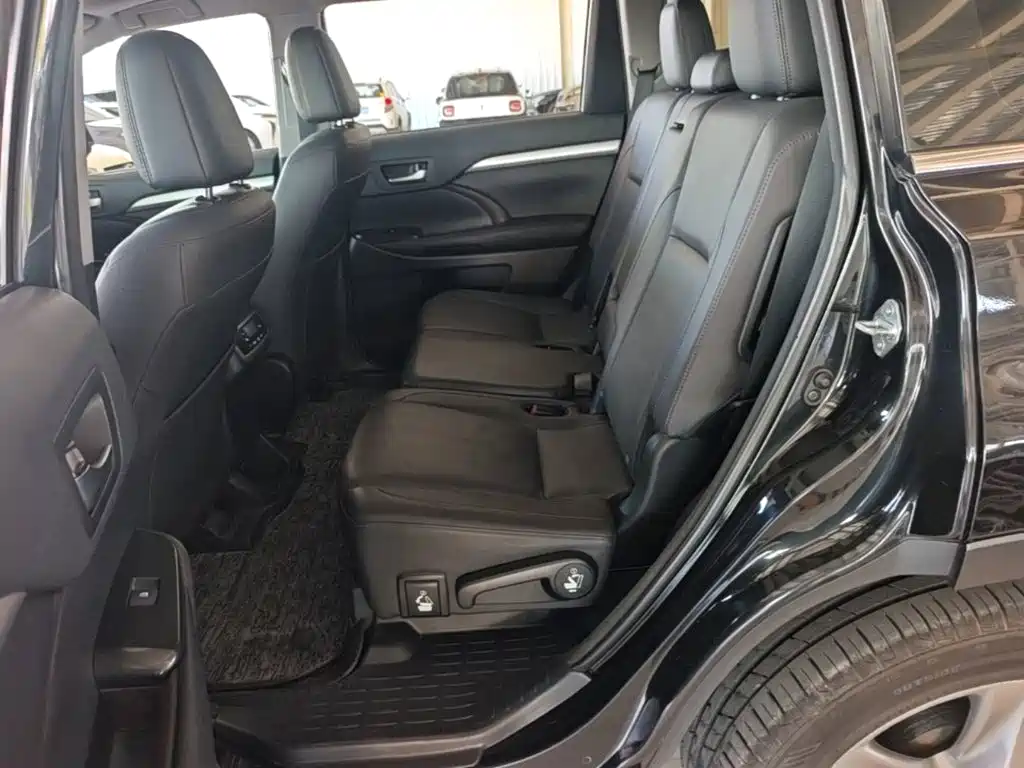 Фото 17 - Toyota Highlander