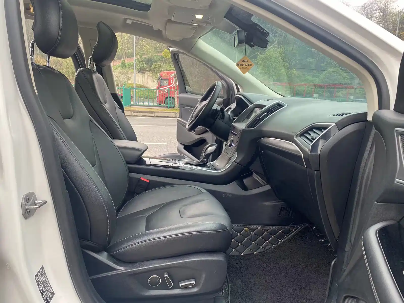 Фото 10 - Ford Edge