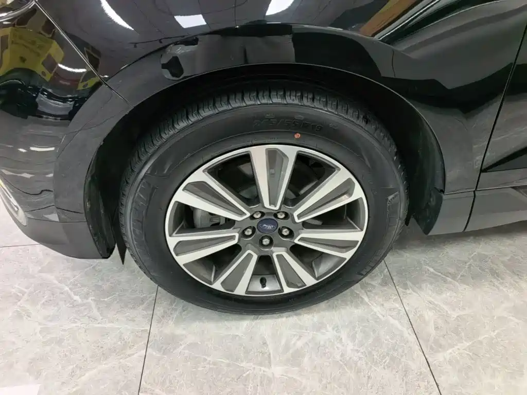Фото 23 - Ford Edge