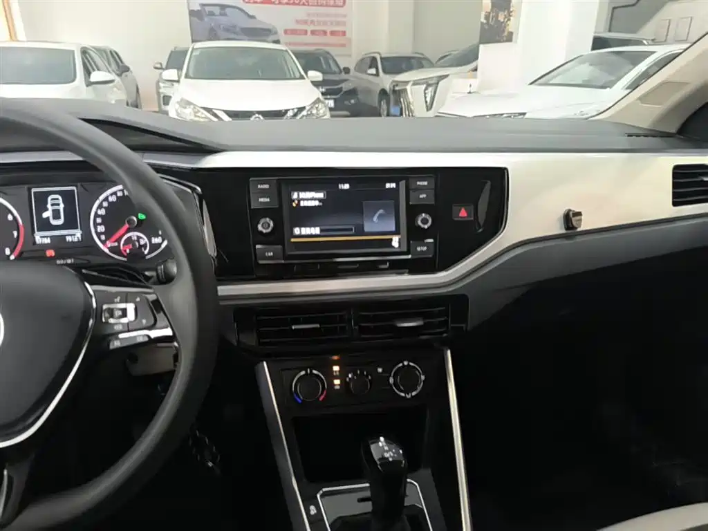 VOLKSWAGEN POLO