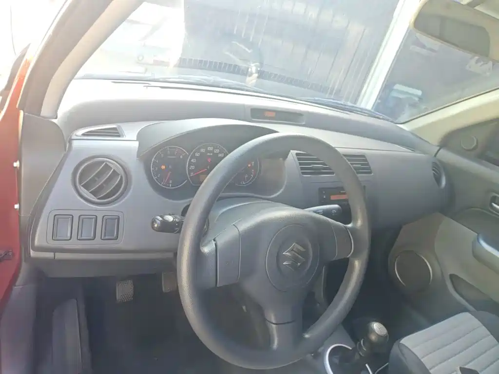 Фото 10 - Suzuki Swift