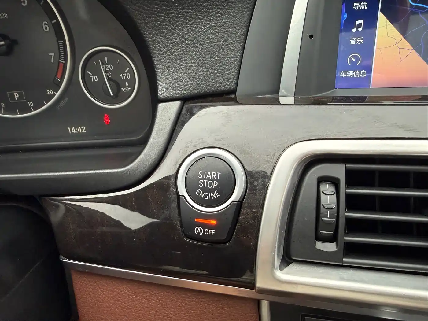 BMW 5 Series 2014 525Li Leading фото 26