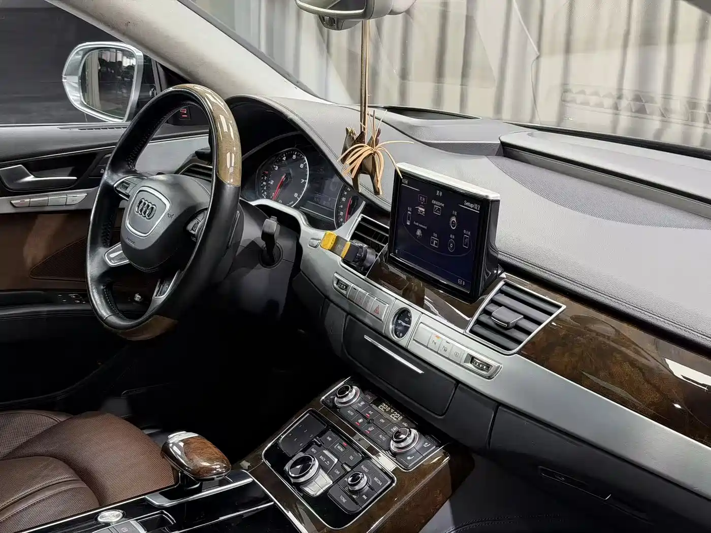Photo 10 - Audi A8