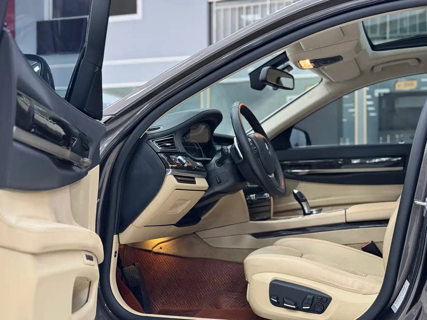 BMW 7 Series 2013 Model 740Li Luxury фото 5