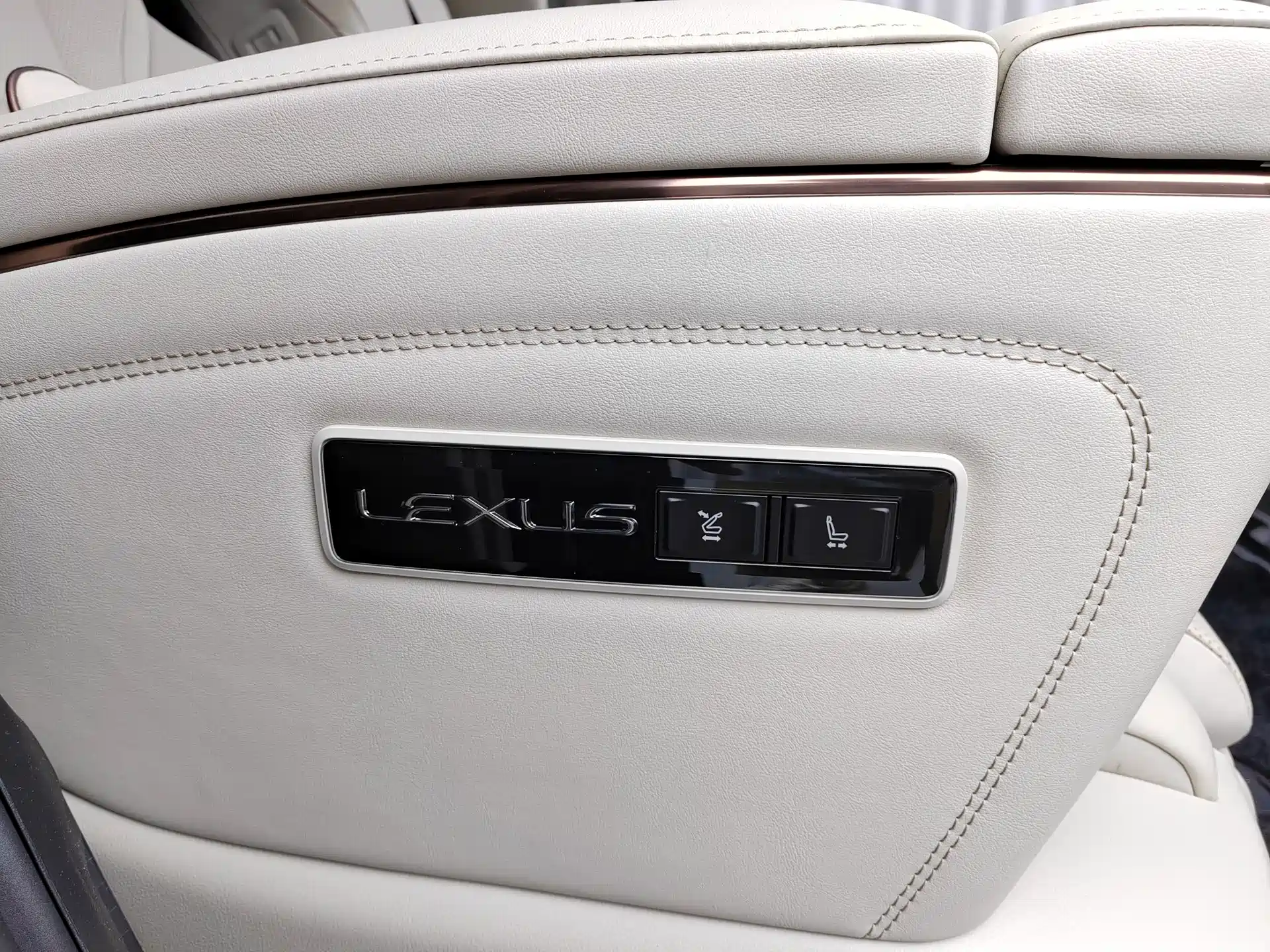 Фото 14 - Lexus LM