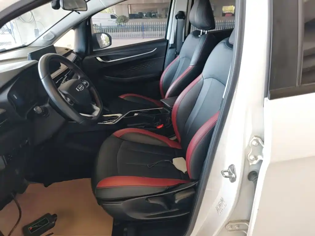 Фото 15 - Geely Vision X3