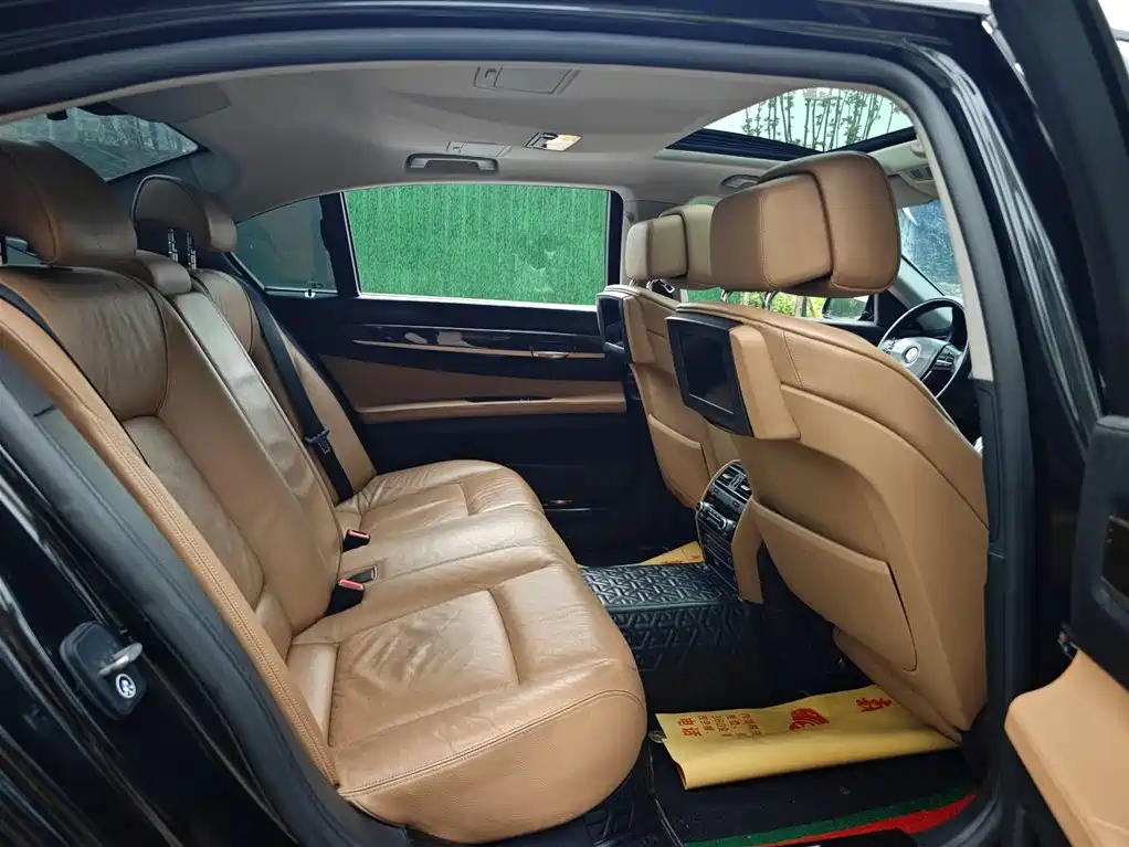 BMW 7 Series 2009 Model 740Li Leading Edition фото 14