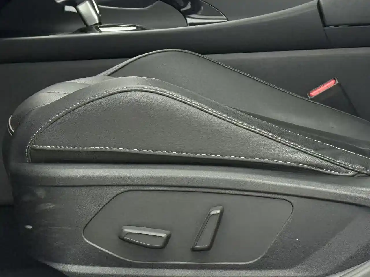 Hyundai Elantra 2022 1.5L CVT LUX Premium Edition фото 17