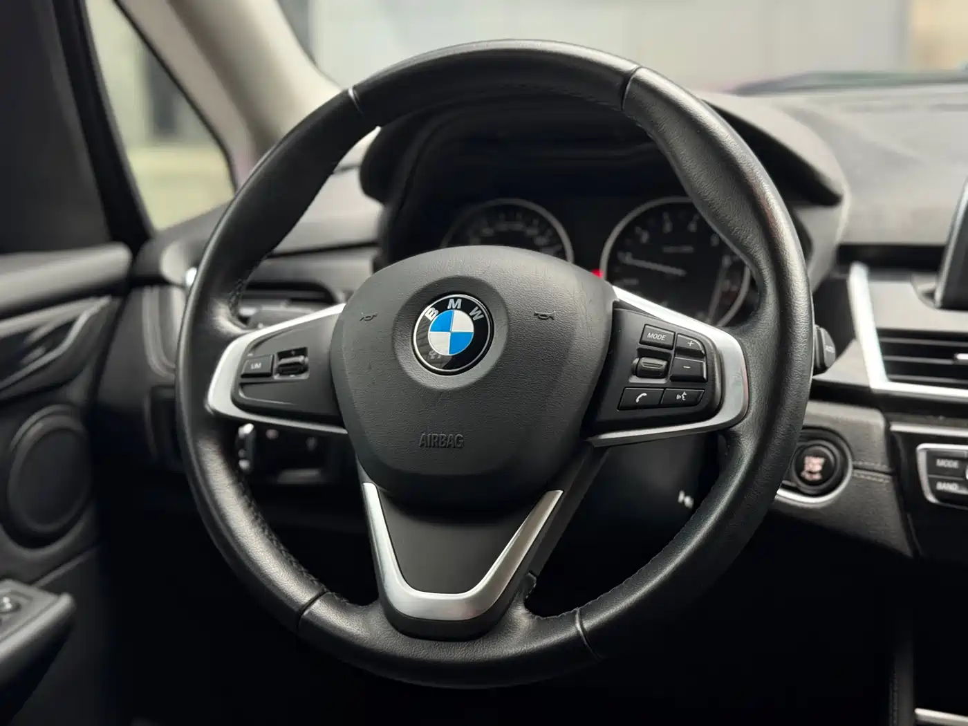 BMW 2 Series Touring 2016 218i Sport Design Package фото 10