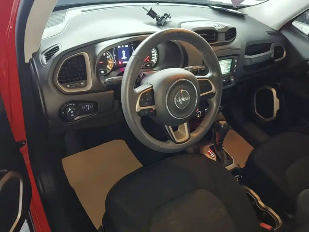 Photo 10 - Jeep Renegade