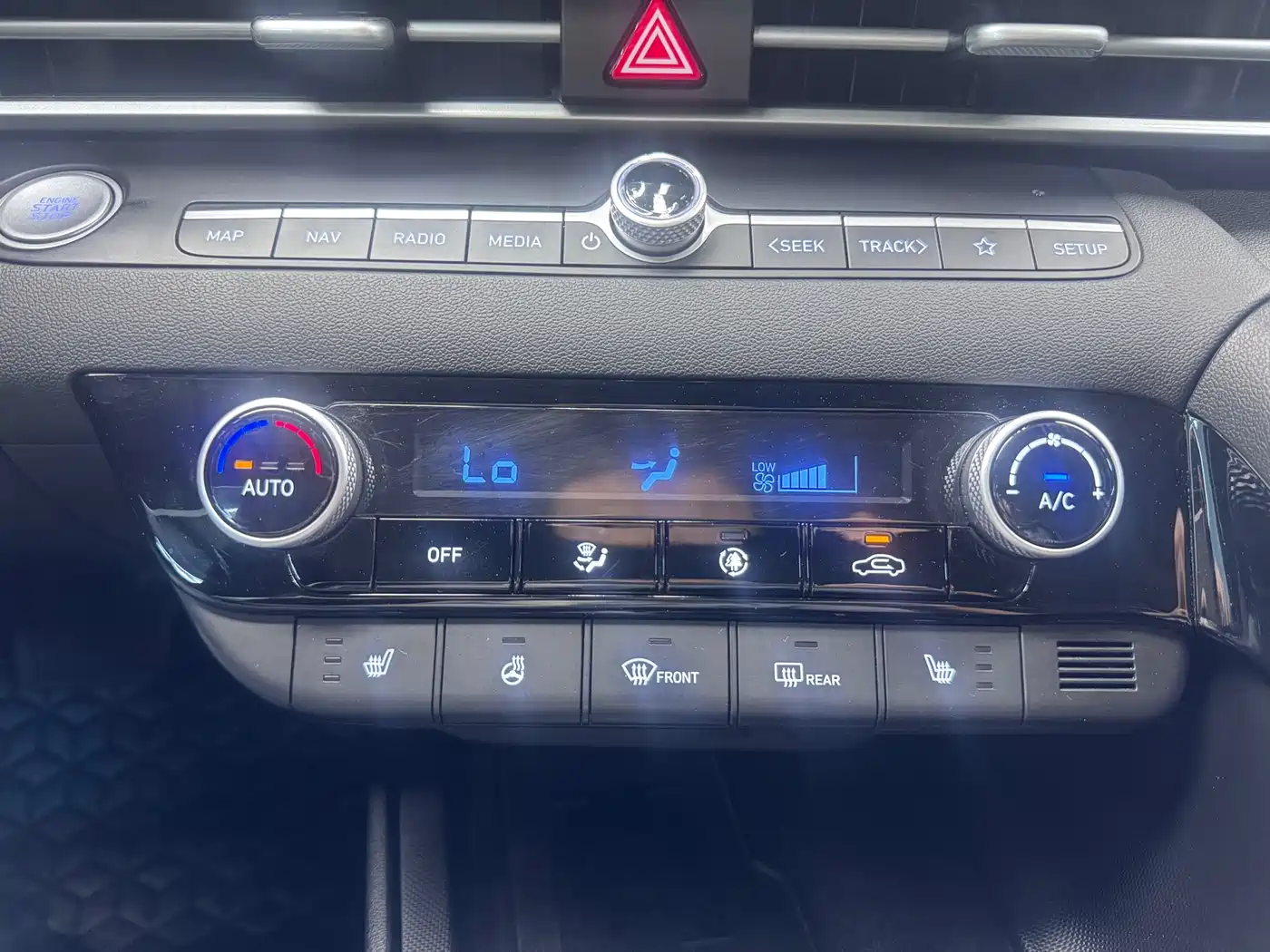 Hyundai Elantra 2023 Model 1.5L CVT LUX Premium Edition фото 14