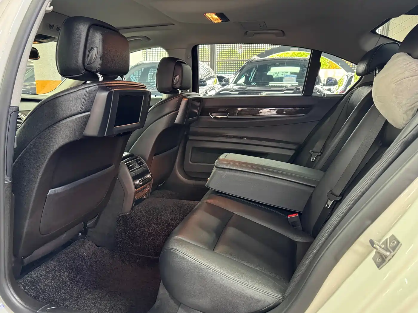 BMW 7 Series 2009 Model 740Li Leading Edition фото 7