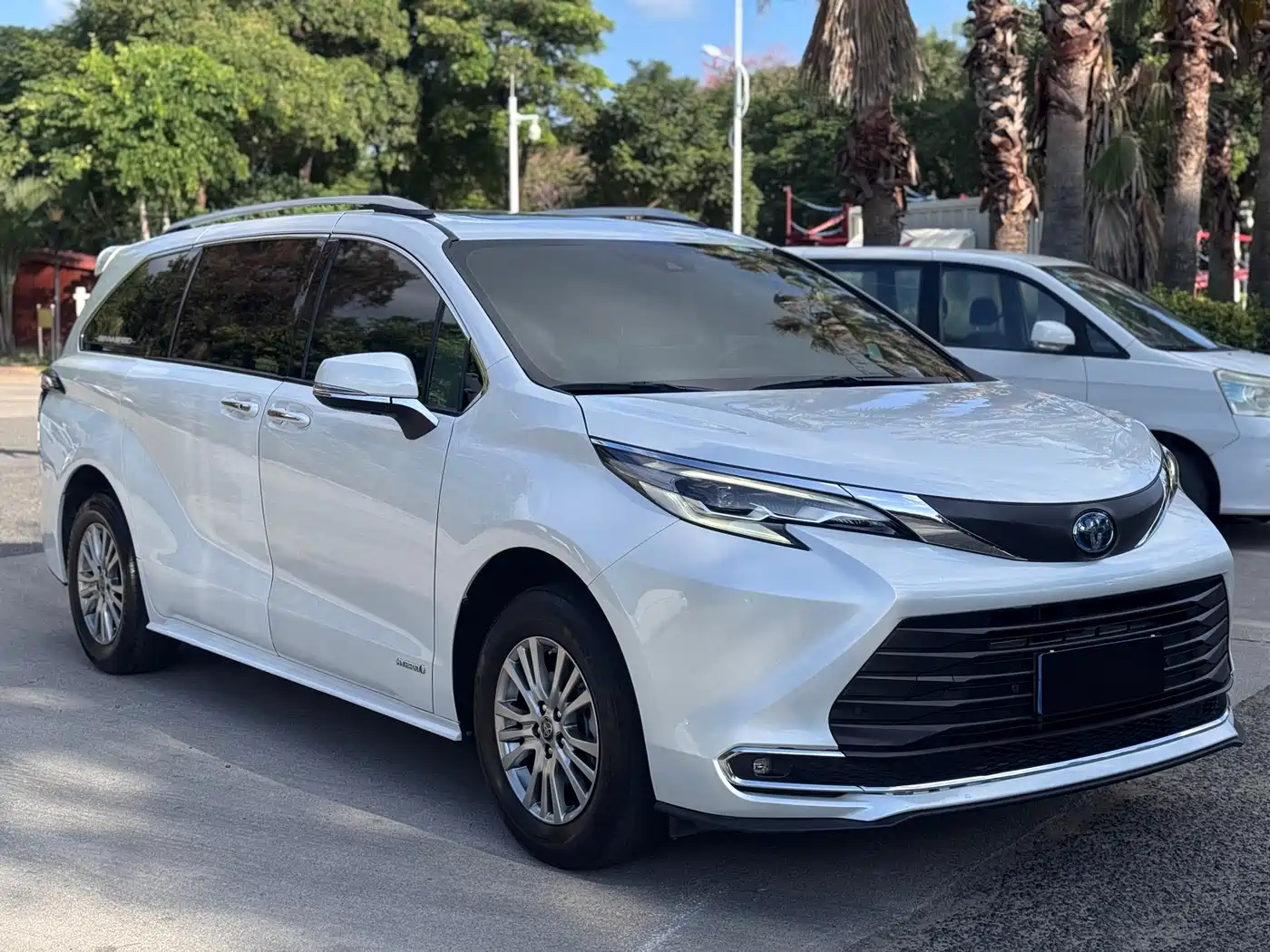 Toyota Sienna 2023 2.5L Hybrid Comfort Edition фото 3