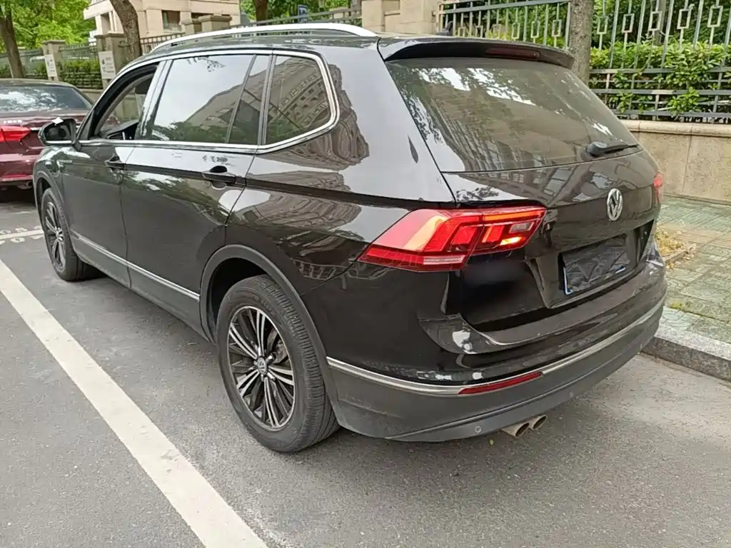 Photo 23 - Volkswagen Tiguan L