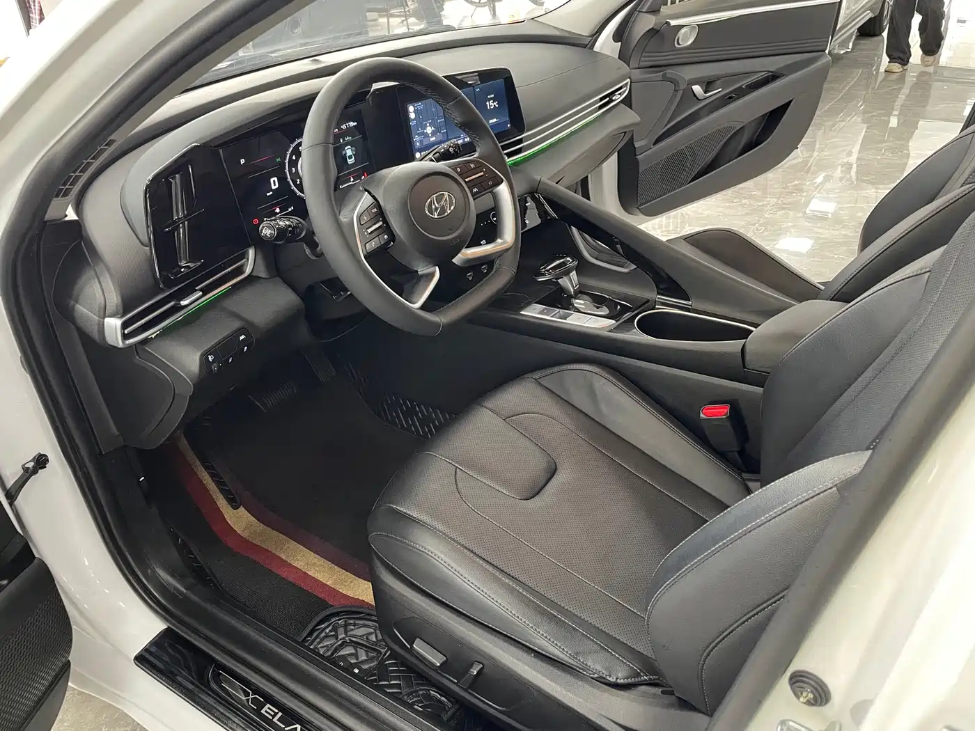 Hyundai Elantra 2022 1.5L CVT LUX Premium Edition фото 5