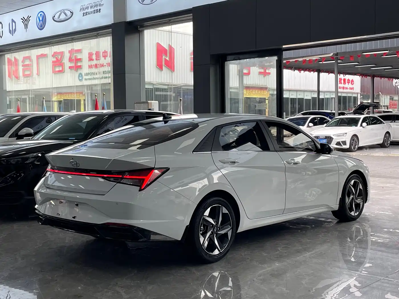 Hyundai Elantra 2022 1.5L CVT LUX Premium Edition фото 17