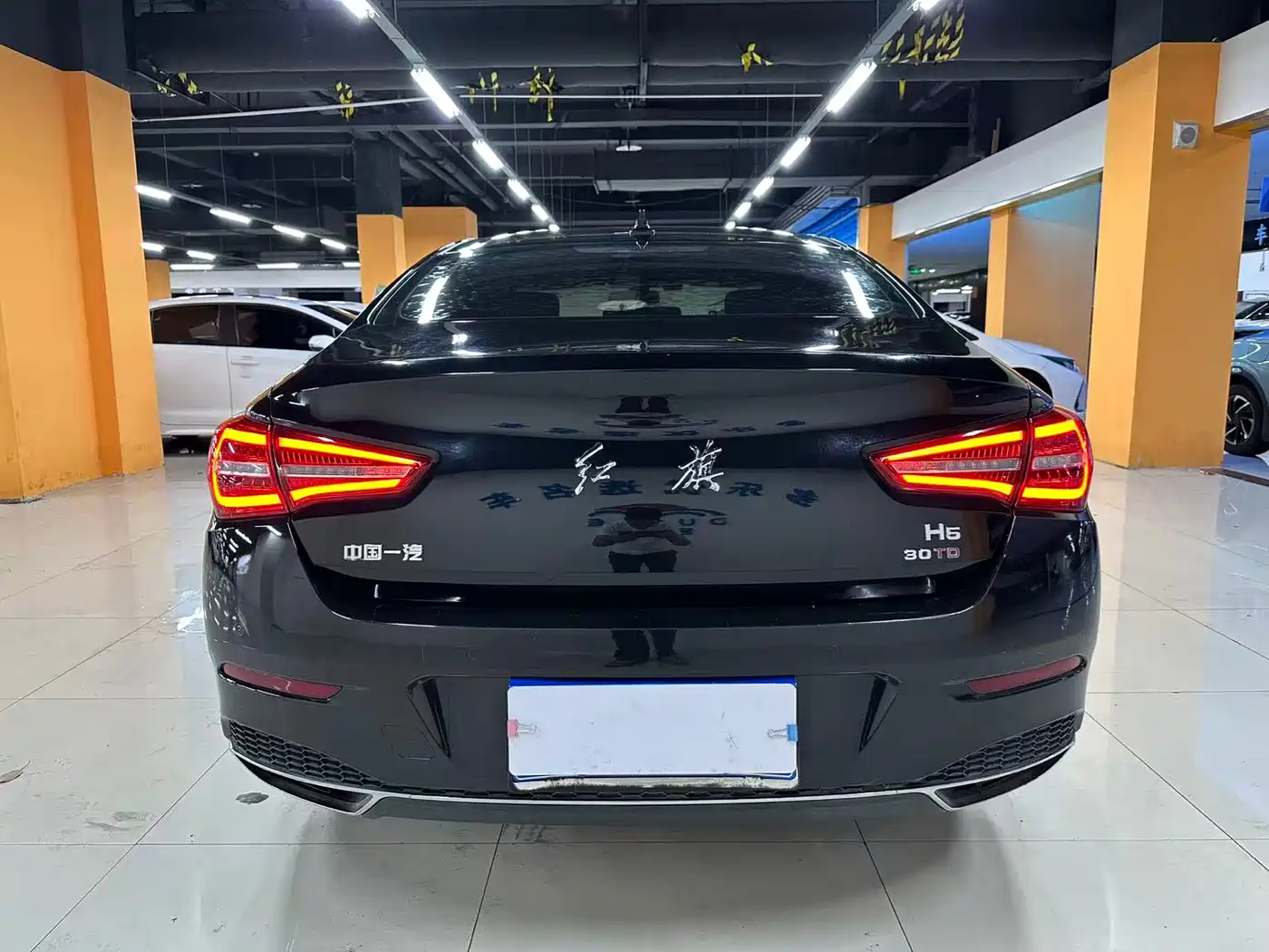 Фото 7 - Hongqi H5