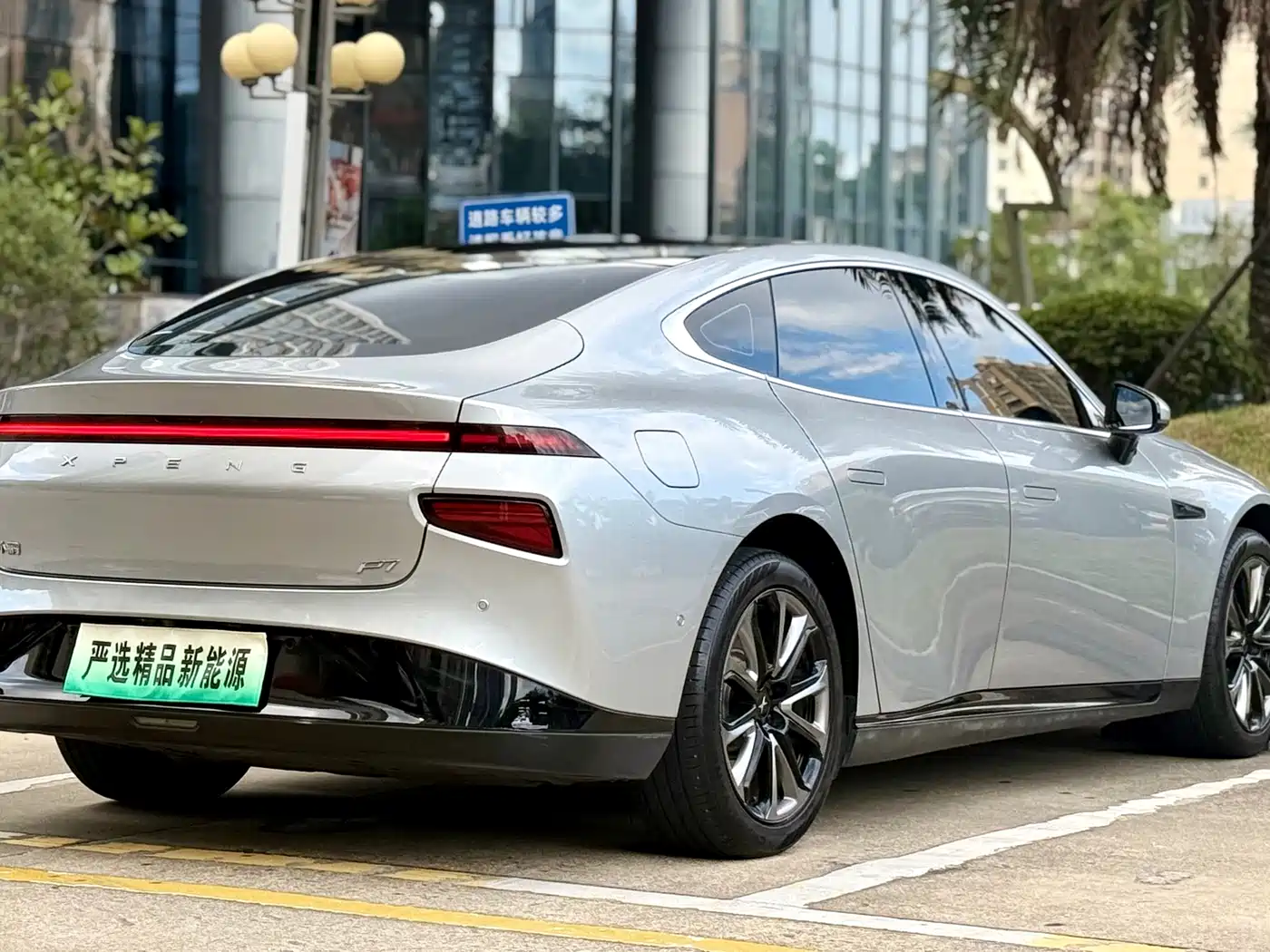 Фото 25 - XPeng P7