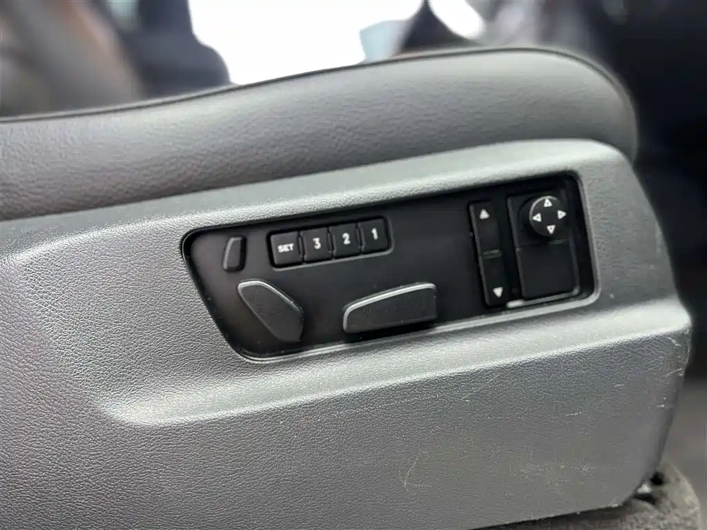 Volkswagen Touareg 2007 4.2L Premium фото 15