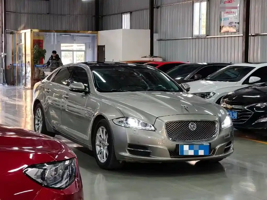 Photo 3 - Jaguar XJ