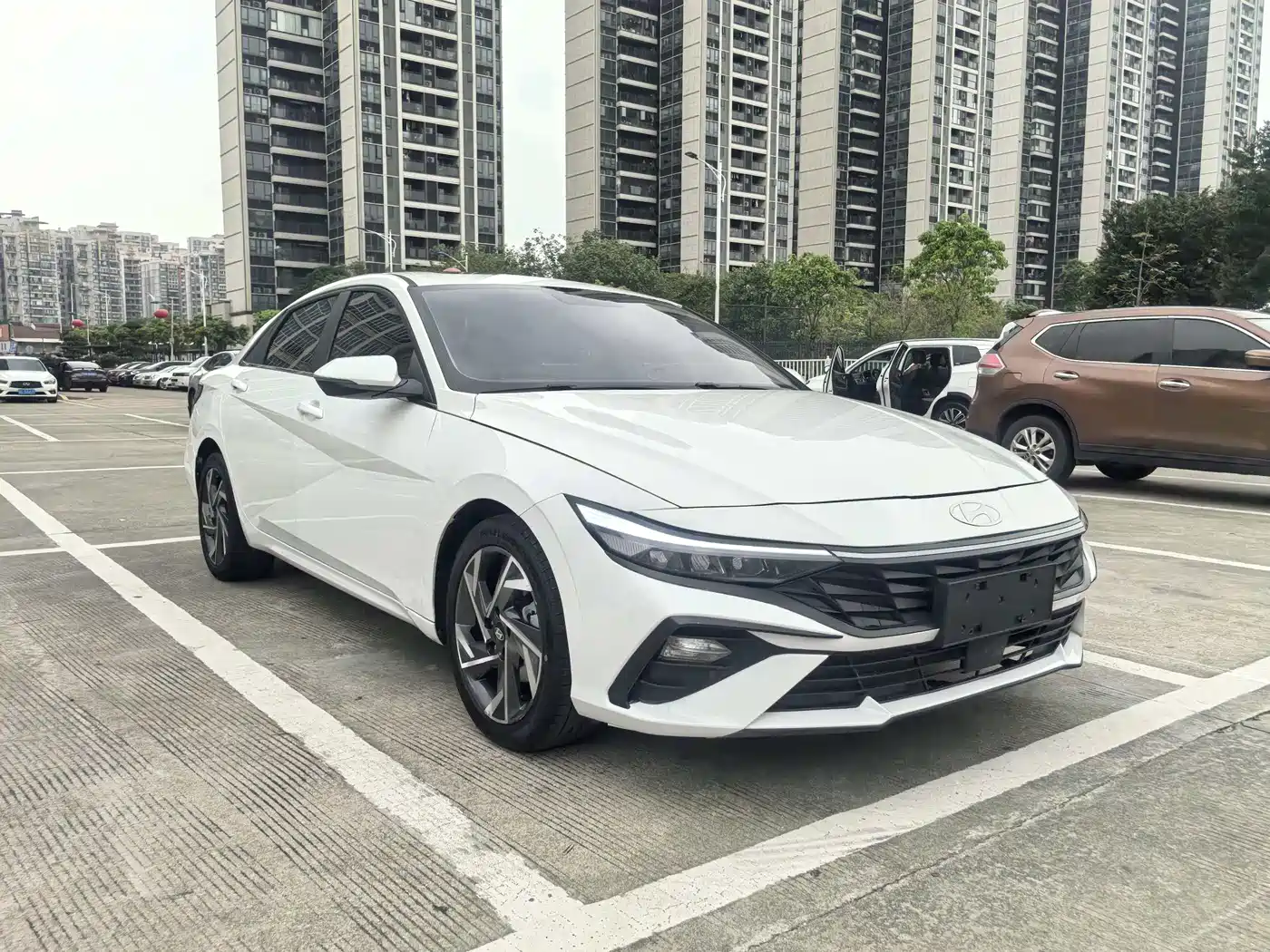 Hyundai Elantra 2023 1.5L CVT GLX Elite Edition фото 3