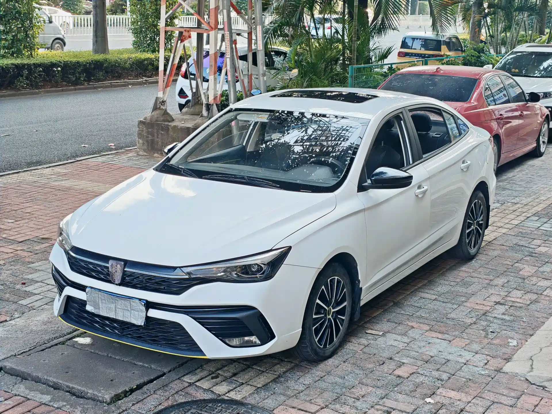 Фото 19 - Roewe i5