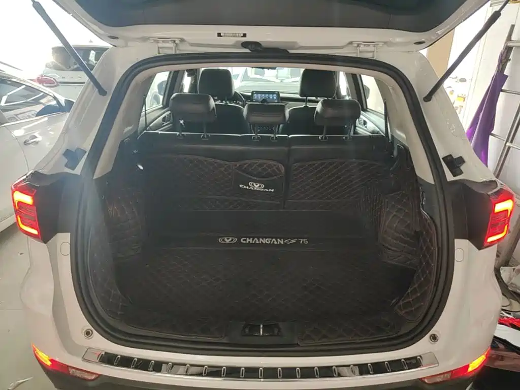 Фото 19 - Changan CS75