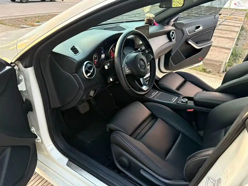 Mercedes-Benz CLA (Import) 2017 CLA 200 Dynamic фото 7