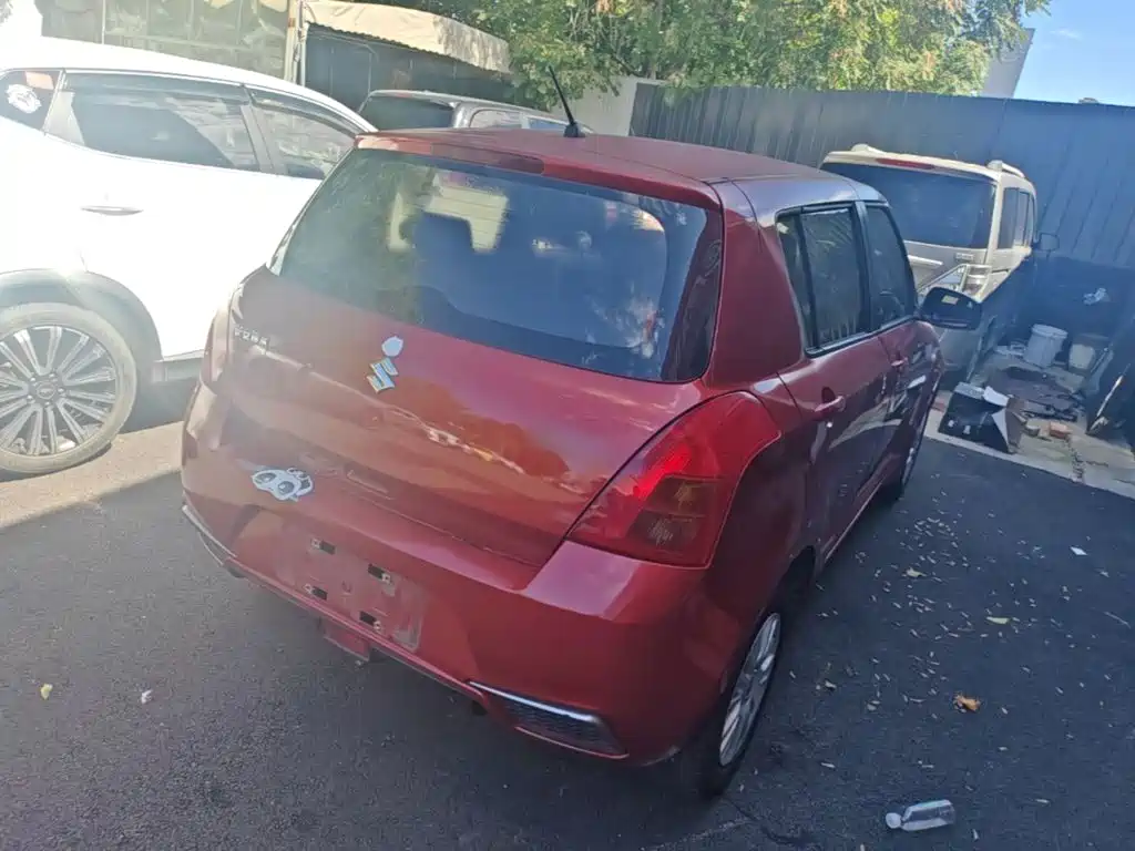 Фото 7 - Suzuki Swift