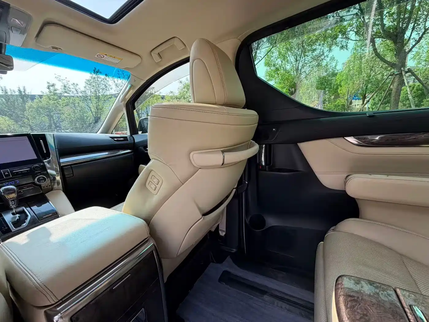 Toyota Alphard 2021 Hybrid 2.5L Premium фото 15
