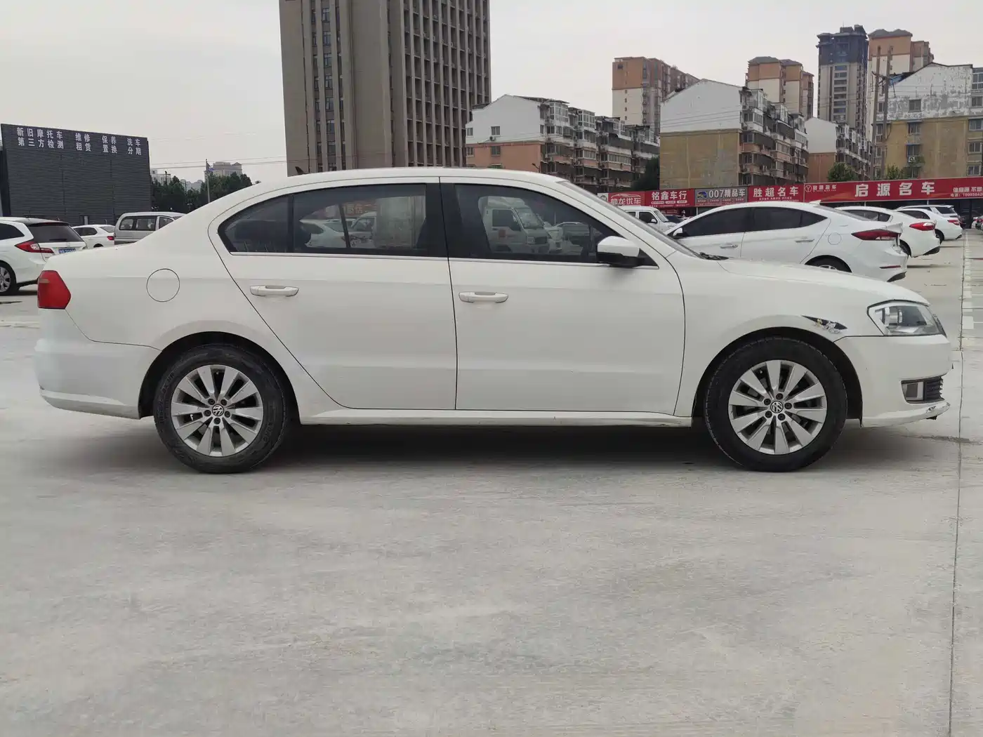 Volkswagen Lavida 2013 Facelift Classic 1.6L Manual Comfort фото 13