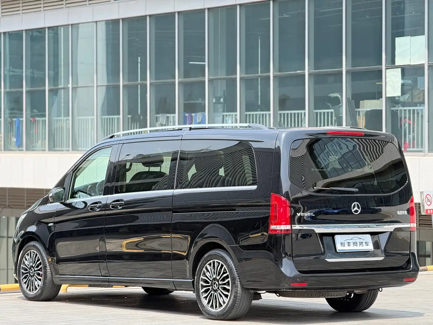 Mercedes-Benz V-Class 2017 Model V 260 L Premium Extended Edition фото 15